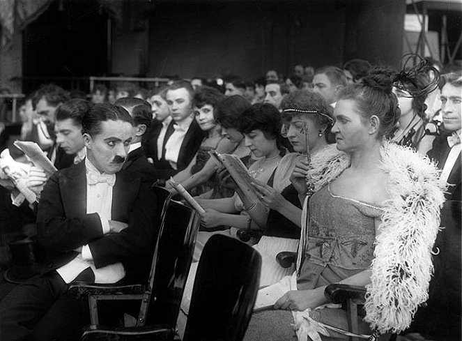 Charlie w music-hallu - Z filmu - Charlie Chaplin