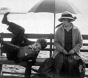 Chaplin na pláži - Z filmu - Charlie Chaplin, Edna Purviance