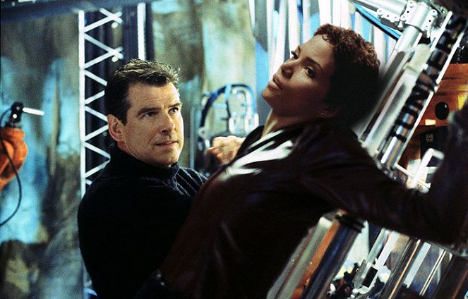 James Bond: Dnes neumieraj - Z filmu - Pierce Brosnan, Halle Berry