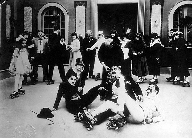 Chaplin na kolečkových bruslích - Z filmu - Charlie Chaplin, Edna Purviance, Eric Campbell, Albert Austin