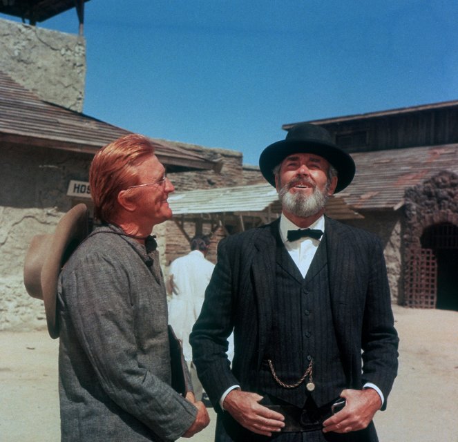 There Was a Crooked Man... - Photos - Kirk Douglas, Henry Fonda