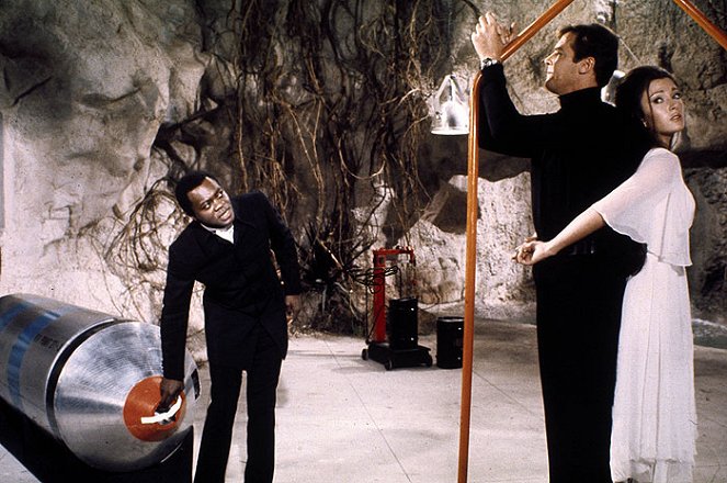James Bond: Élni és halni hagyni - Filmfotók - Yaphet Kotto, Roger Moore, Jane Seymour