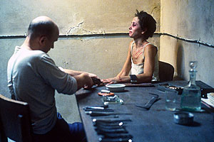 Cinzas da Guerra - Do filme - Mira Sorvino