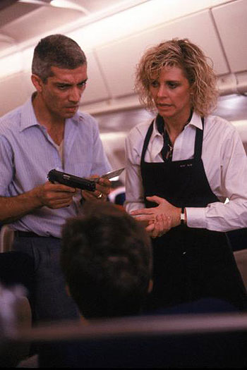 The Taking of Flight 847: The Uli Derickson Story - Filmfotók - Eli Danker, Lindsay Wagner
