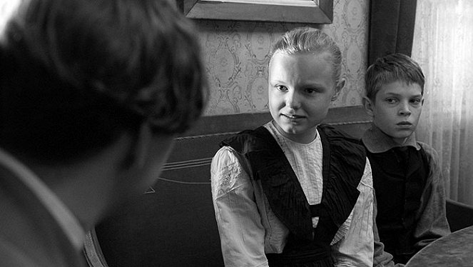 Das Weiße Band - Eine deutsche Kindergeschichte - Filmfotos - Maria Dragus, Leonard Proxauf