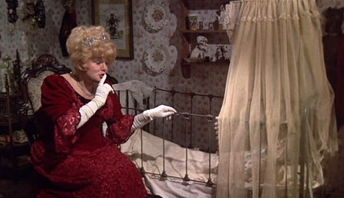 Whoever Slew Auntie Roo? - Van film - Shelley Winters