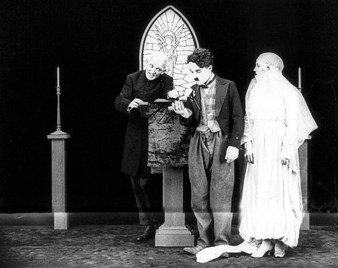 Die Anleihe - Filmfotos - Charlie Chaplin, Edna Purviance