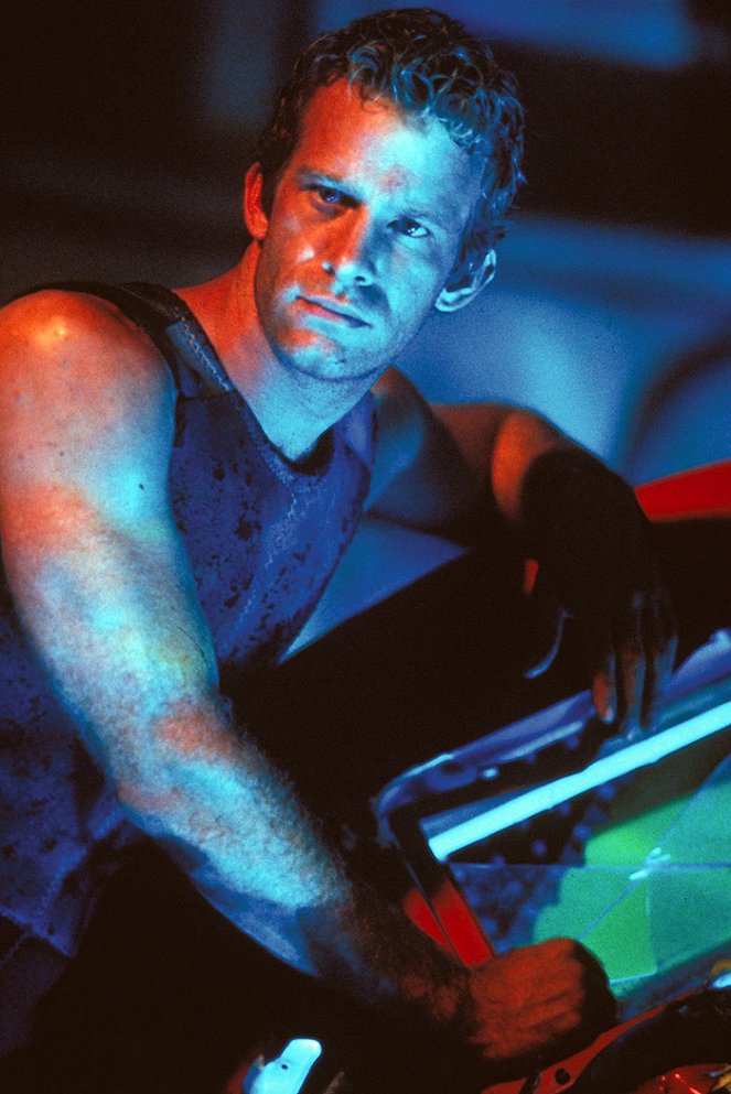 Deep Blue Sea - Photos - Thomas Jane