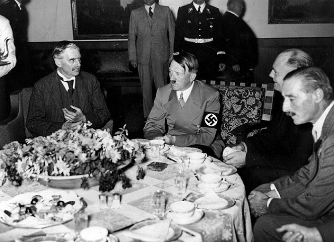 Hitler's Bodyguard - Filmfotók - Neville Chamberlain, Adolf Hitler