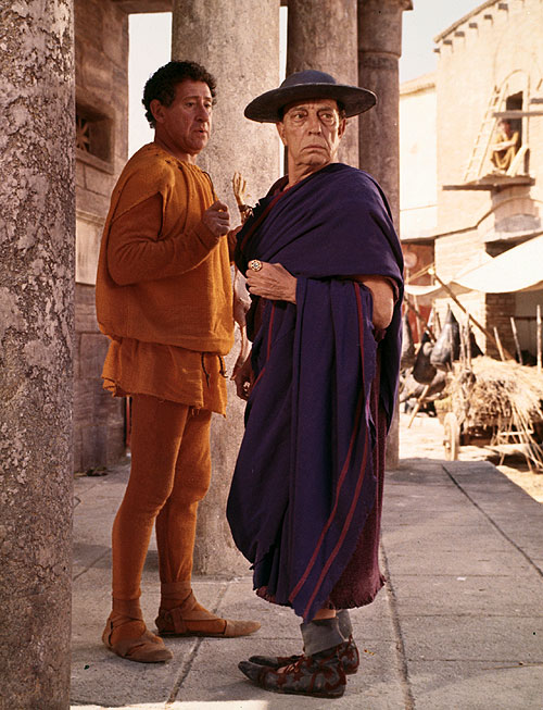 A Funny Thing Happened on the Way to the Forum - Do filme - Jack Gilford, Buster Keaton