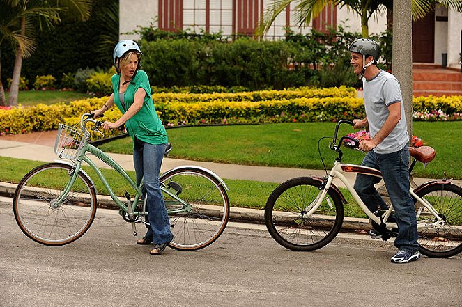 Modern Family - The Bicycle Thief - Photos - Julie Bowen, Ty Burrell