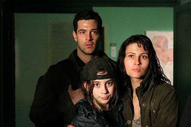 Against the Dark - Van film - Daniel Percival, Skye Bennett, Emma Catherwood