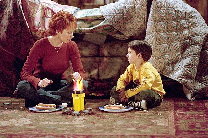 Reba - Season 1 - You Make Me Sick - Photos - Reba McEntire, Mitch Holleman