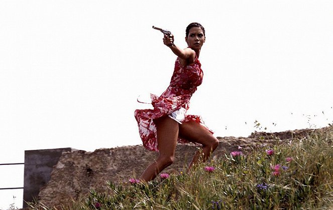 James Bond: Halj meg máskor - Filmfotók - Halle Berry