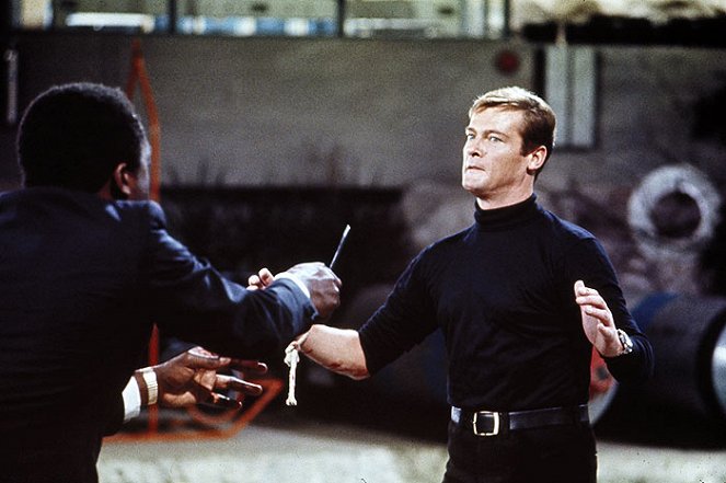 James Bond: Élni és halni hagyni - Filmfotók - Roger Moore