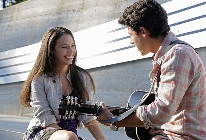 Camp Rock 2: The Final Jam - Van film - Chloe Bridges, Nick Jonas