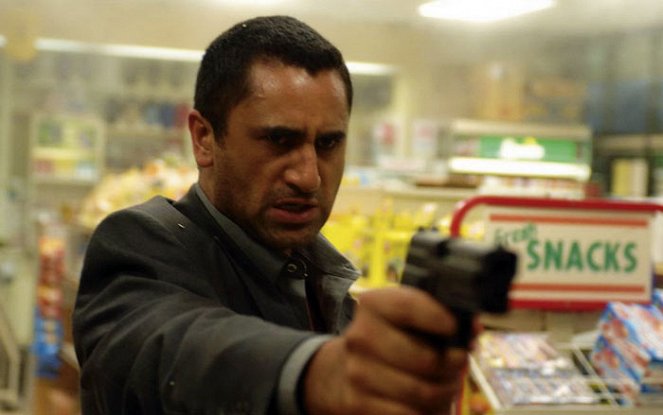 Crossing Over - Photos - Cliff Curtis