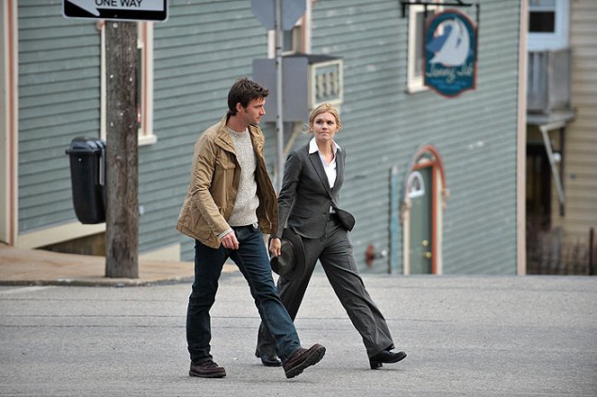 Haven - Season 1 - Willkommen in Haven - Filmfotos - Lucas Bryant, Emily Rose