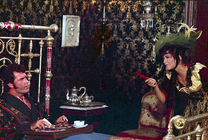 Latigo - Filmfotos - James Garner, Suzanne Pleshette