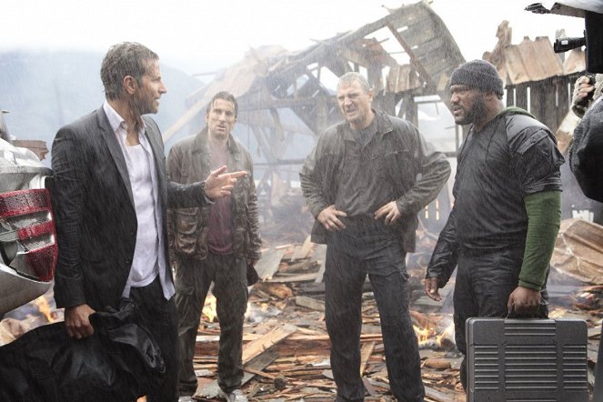 The A-Team - Van de set - Bradley Cooper, Sharlto Copley, Liam Neeson, Quinton 'Rampage' Jackson