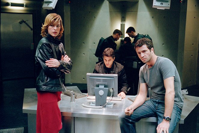 Resident Evil - Photos - Milla Jovovich, Martin Crewes, James Purefoy