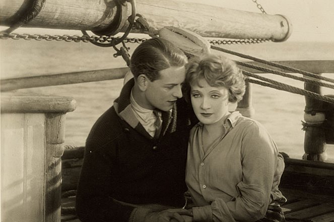 Loď ztracenců - Z filmu - Robin Irvine, Marlene Dietrich