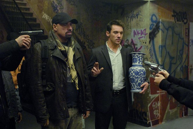 Bez soucitu - Z filmu - John Travolta, Jonathan Rhys Meyers