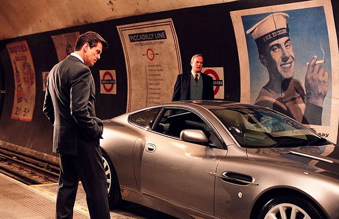 James Bond: Dnes neumieraj - Z filmu - Pierce Brosnan, John Cleese