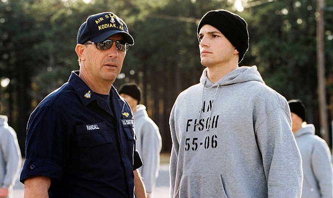 Patrol - Z filmu - Kevin Costner, Ashton Kutcher