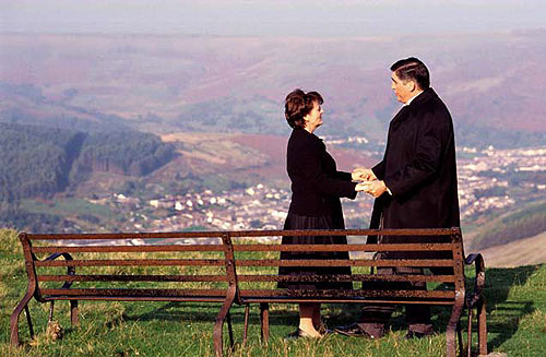Plots with a View - Photos - Brenda Blethyn, Alfred Molina