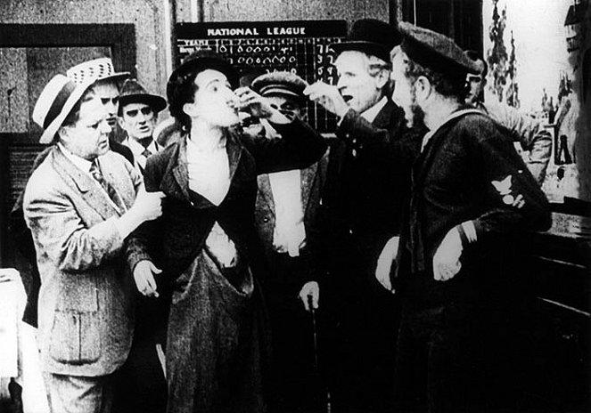 The Face on the Barroom Floor - Filmfotos - Charlie Chaplin