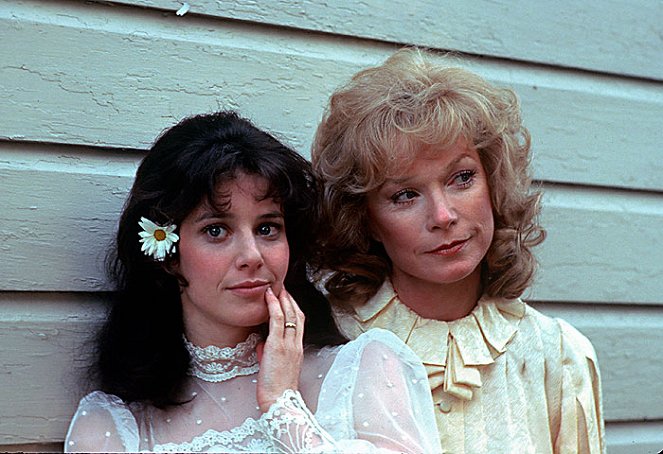 Terms of Endearment - Photos - Debra Winger, Shirley MacLaine