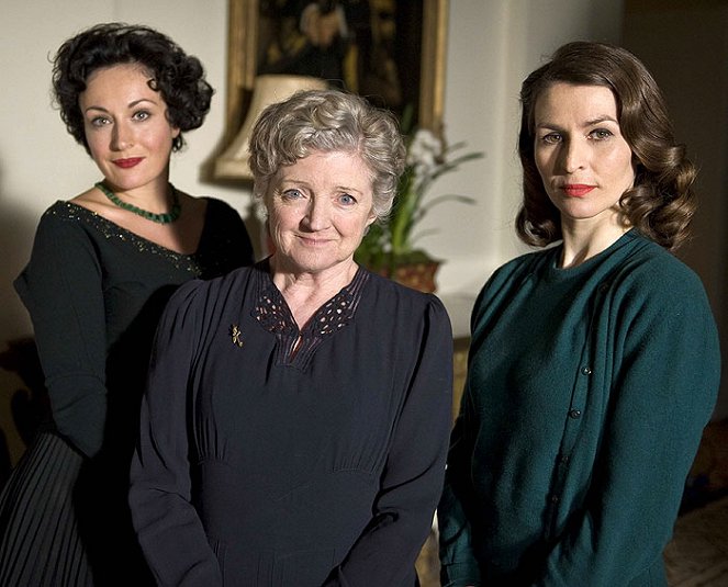 Agatha Christie Marple kisasszonya - Egy marék rozs - Filmfotók - Lucy Cohu, Julia McKenzie, Helen Baxendale