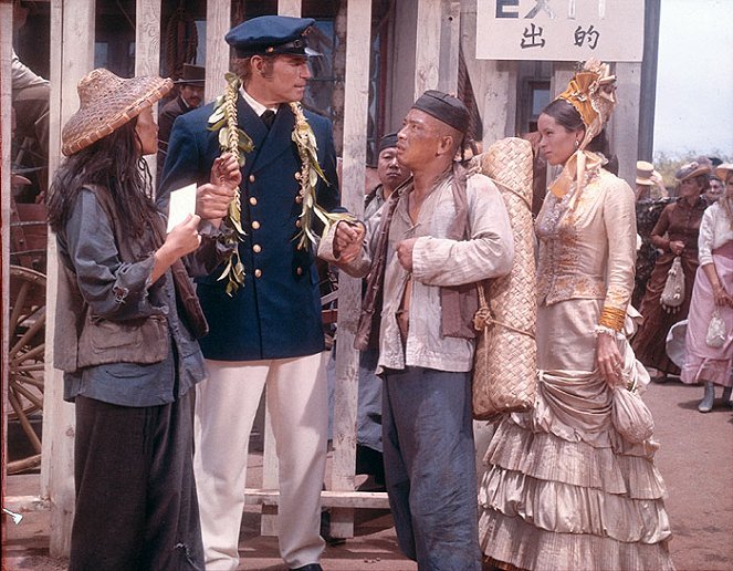 Herrscher der Insel - Filmfotos - Tina Chen, Charlton Heston, Mako, Geraldine Chaplin
