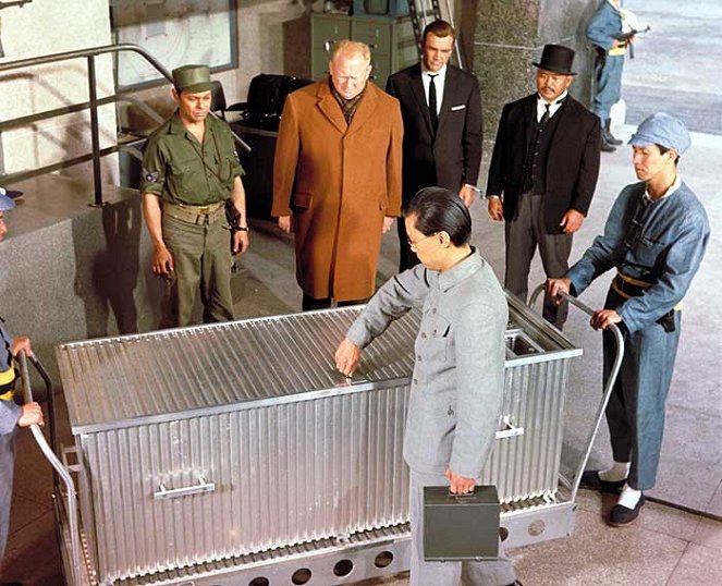 007 ja Kultasormi - Kuvat elokuvasta - Michael Mellinger, Gert Fröbe, Sean Connery, Harold Sakata