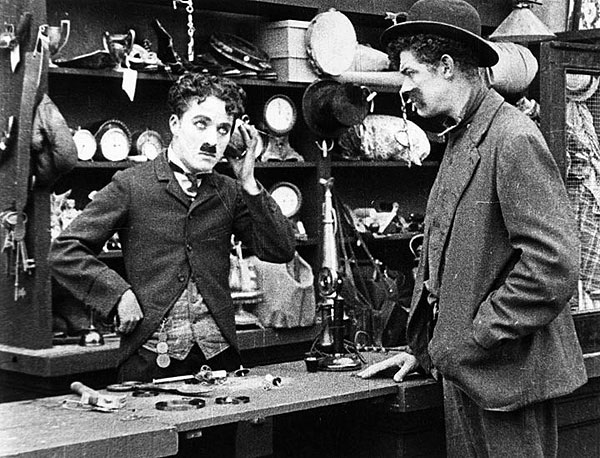 Chaplin odhadcem v zastavárně - Z filmu - Charlie Chaplin, Albert Austin