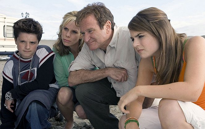 Rodinná dovolená a jiná neštěstí - Z filmu - Josh Hutcherson, Cheryl Hines, Robin Williams, Joanna 'JoJo' Levesque