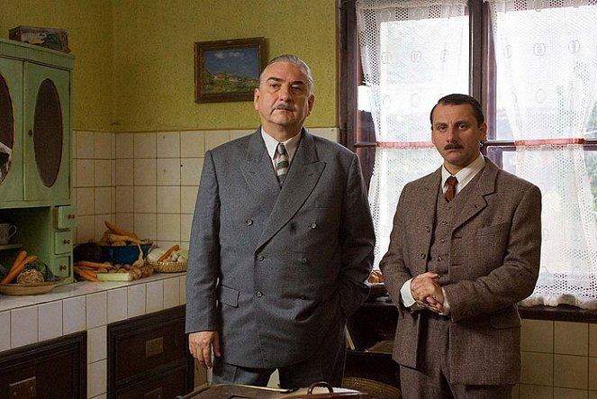 Muž a stín - De la película - Miroslav Donutil, Radek Holub