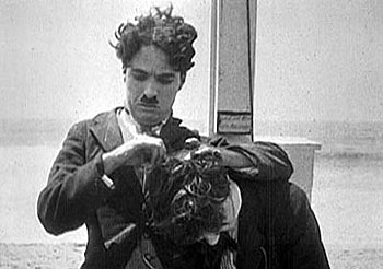 By the Sea - Z filmu - Charlie Chaplin