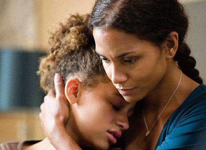 Nos souvenirs brûlés - Film - Alexis Llewellyn, Halle Berry