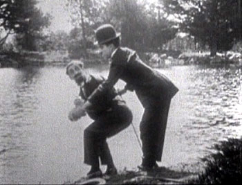 Chaplin v parku - Z filmu - Charlie Chaplin