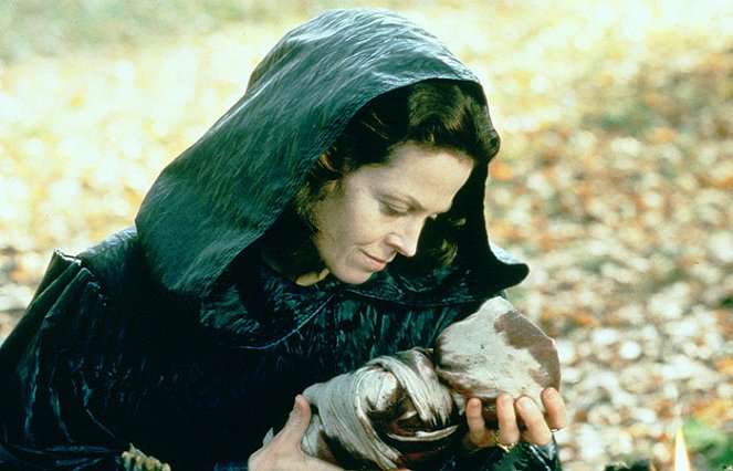 Snow White: A Tale of Terror - De la película - Sigourney Weaver