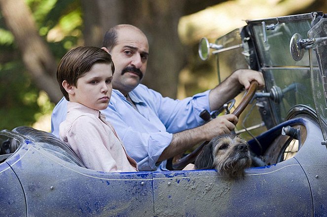 My Family and Other Animals - Filmfotos - Eugene Simon, Omid Djalili