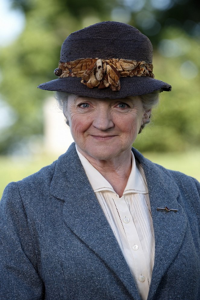 Agatha Christie Marple kisasszonya - Miért nem szóltak Evansnek? - Promóció fotók - Julia McKenzie