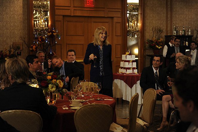Modern Family - Devine qui vient dîner ? - Film - Jesse Tyler Ferguson, Eric Stonestreet, Shelley Long, Ty Burrell, Julie Bowen