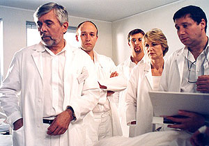 Das Krankenhaus am Rande der Stadt - 20 Jahre später - Filmfotos - Josef Abrhám, Robert Jašków, Radek Zima, Eliška Balzerová, Tomáš Töpfer