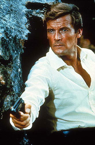 James Bond: Muž so zlatou zbraňou - Z filmu - Roger Moore