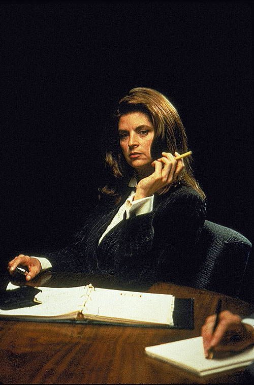 Elátkozottak faluja - Filmfotók - Kirstie Alley