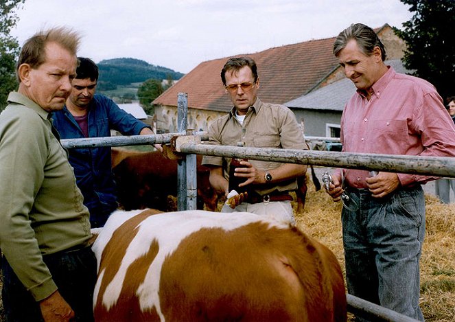 Die Tierklinik am Rande der Stadt - Filmfotos - Oldřich Vízner, Karel Heřmánek