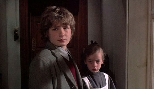 Whoever Slew Auntie Roo? - Z filmu - Mark Lester, Chloe Franks